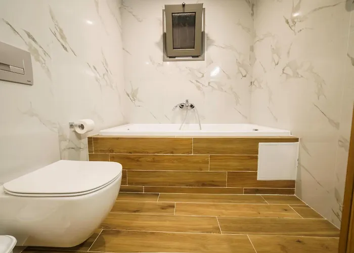 Royal Hill - Private Pool - Sleeps 8 *