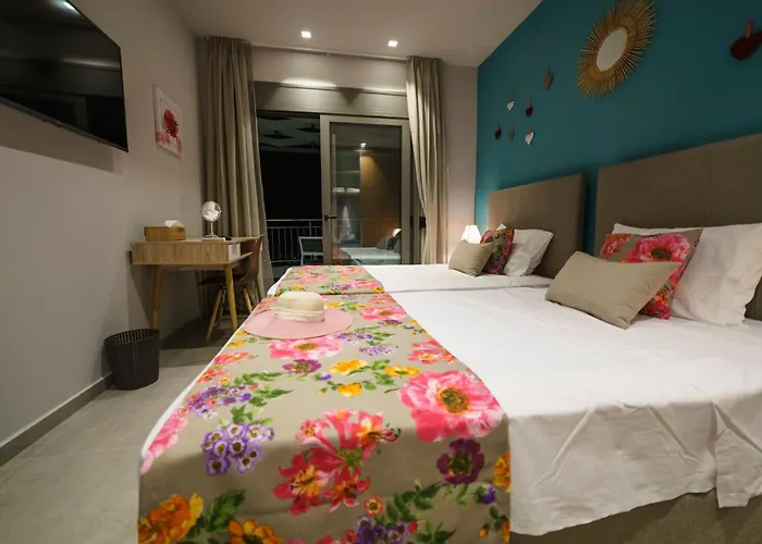 Royal Hill - Private Pool - Sleeps 8 *